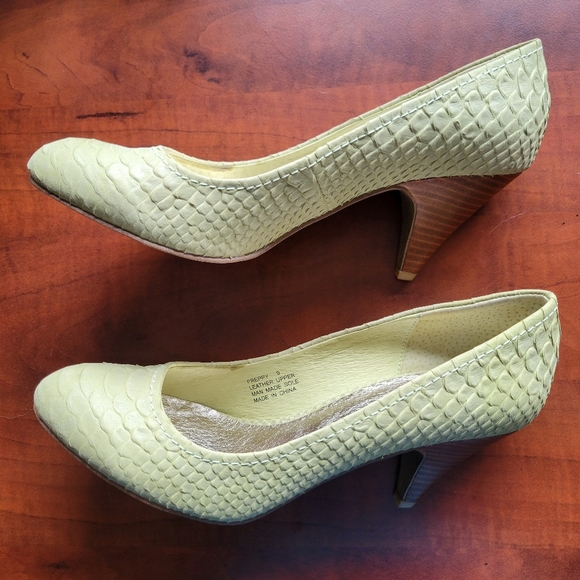 ZIGI girl Shoes - ZIGI Girl Green Snakeskin Leather Almond Toe Vintage Pump Heels Size 9